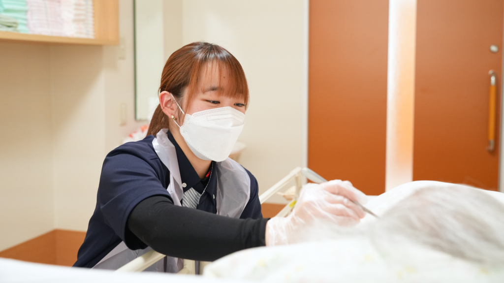 食事介助をする介護士