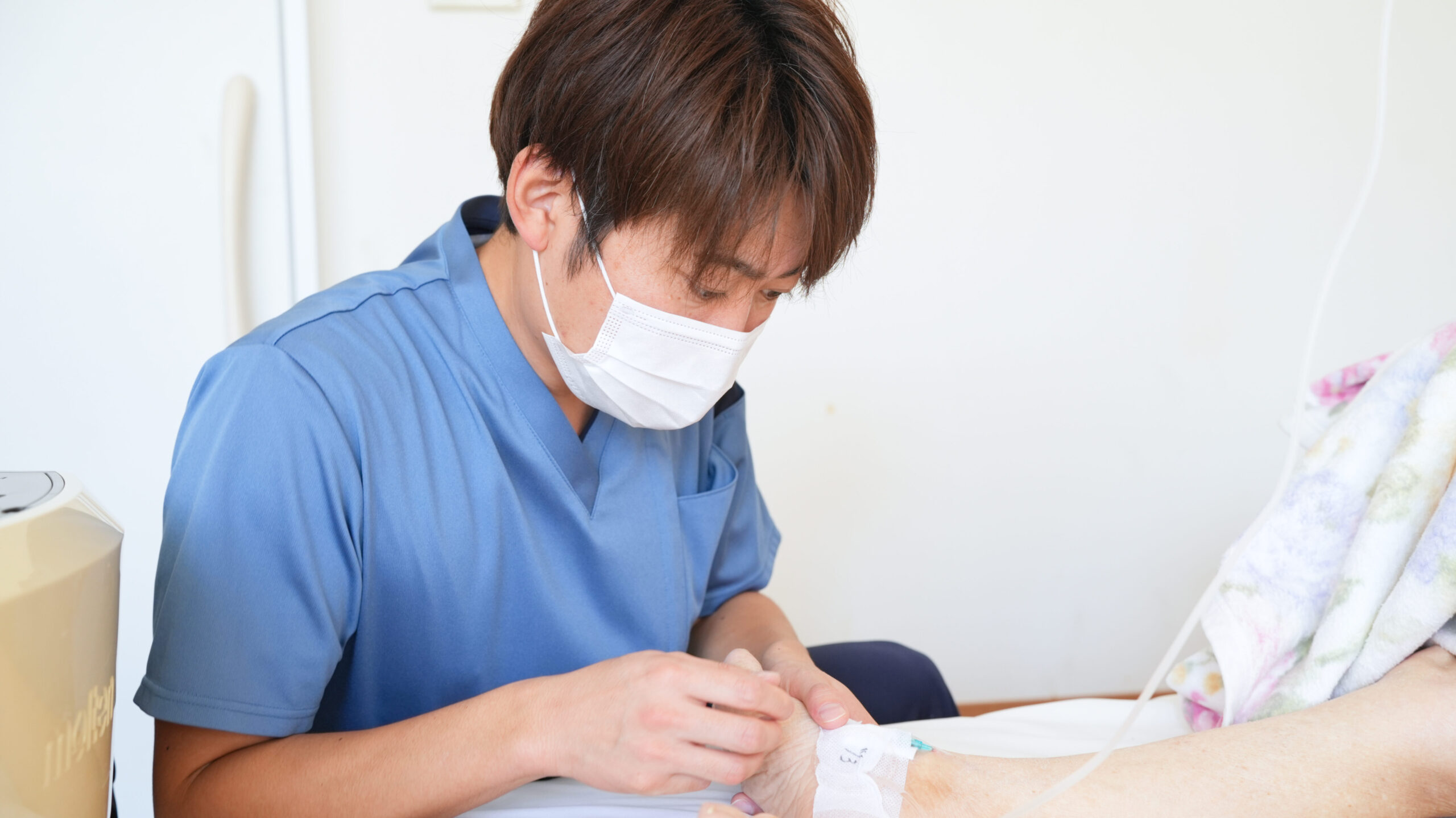 点滴を行う男性看護師